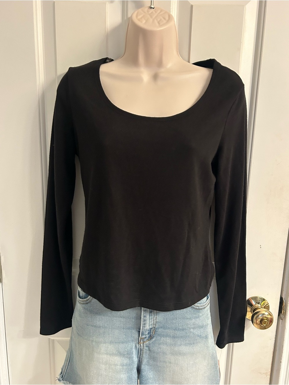 NWT-Women’s Mudd Black Scoop Neck Long Sleeve Top